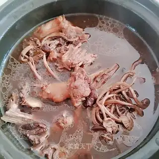 Tea mushrooms, duck soup
