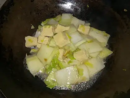 Cracked tofu with cabbage
