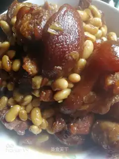 Pig hoof and soybeans