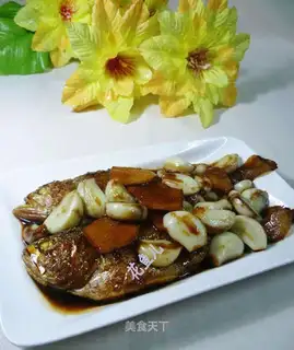 Garlic and yellow fish