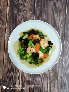 Shrimp with broccoli
