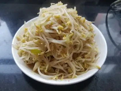 Sour green bean sprouts