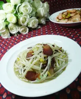 The gravy fried green bean sprouts