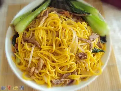 Fried noodles with shredded pork