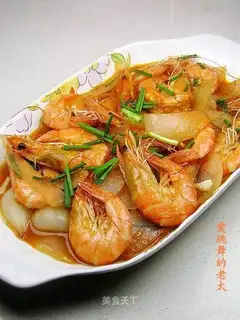 stir-fried prawns with onions and tomatoes