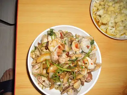stir-fried clams with spicy sauce