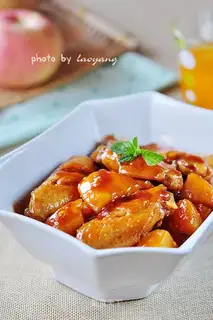 Chicken wings with apples