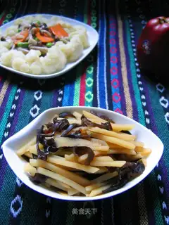 Sliced potatoes with vinegar