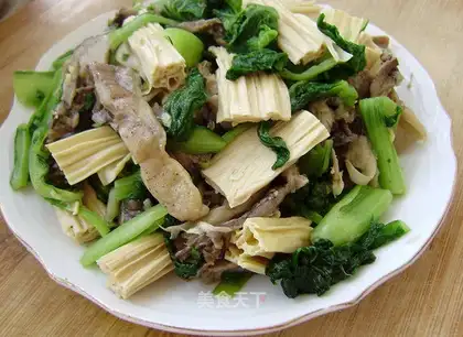 Braised cabbage with tofu bamboo and fresh mushrooms