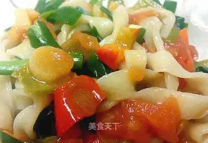 Mixed noodles with tomato and chili