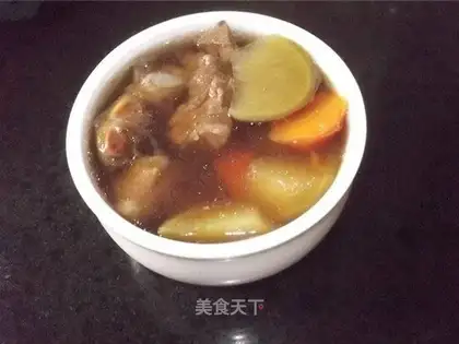 Stewed pork bone soup with grosvenor grosvenori