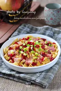 Steamed bacon and white leaves