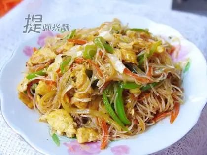 Scrambled rice noodles with eggs in red oil