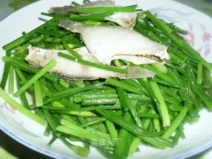 stir-fried skinned fish with leeks and flowers