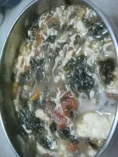 Tomato, seaweed and egg soup