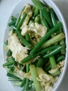 Scrambled eggs with garlic moss