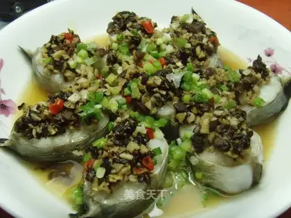 Steamed eel with garlic and black pepper