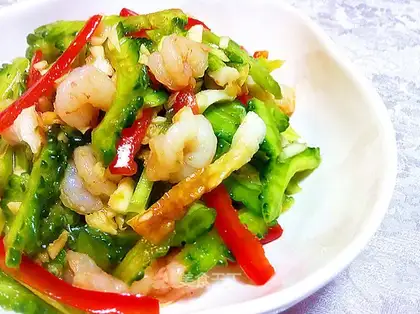 Salad with bitter gourd shrimp