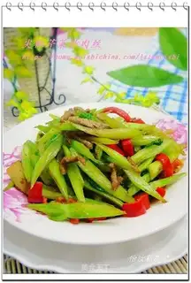 Fried shredded pork with pepper and celery