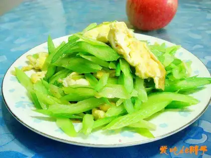 Scrambled eggs with celery