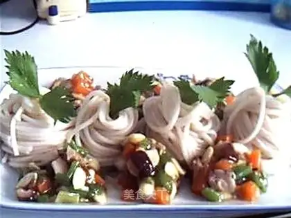Vegetarian noodles with minced meat