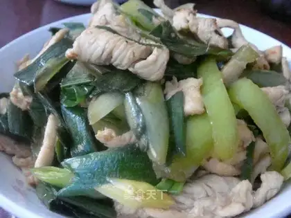 stir-fried chicken breast meat with garlic seedlings