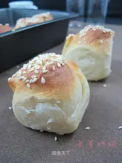 Sesame and onion fragrant roll