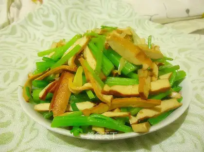 stir-fried dried bean curd with celery