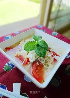 Egg and tomato noodles in udon soup