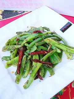 Dry stir-fry shredded green pepper