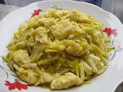 Scrambled eggs with leek