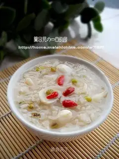 Lily and mung bean porridge