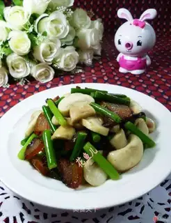 Garlic pork for mushrooms