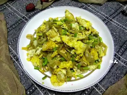 Garlic sauce and fried eggs