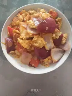 Round onion tomato fried eggs