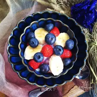 Blueberry banana yogurt bowl