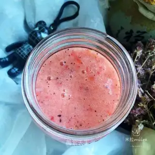 Dragonfruit strawberry juice
