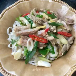 Onion fried lamb noodles