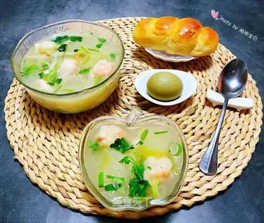 Shrimp rollers, squirm soup