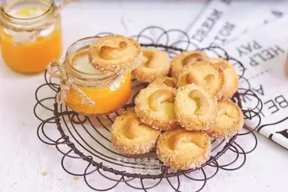 Cashew-fruit diamond cookies