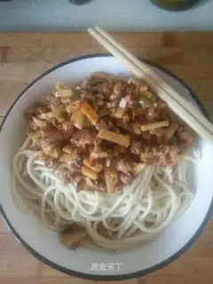 Spring mushroom sauce noodles