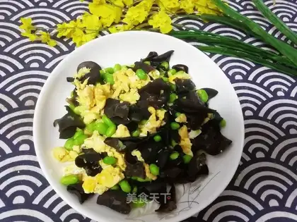 Woody eggs with beans