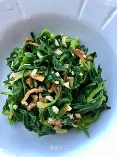 Fried garlic paste spinach