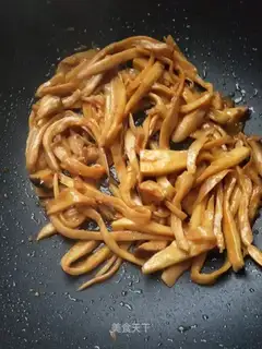 Garlic hand tore the apricot mushrooms