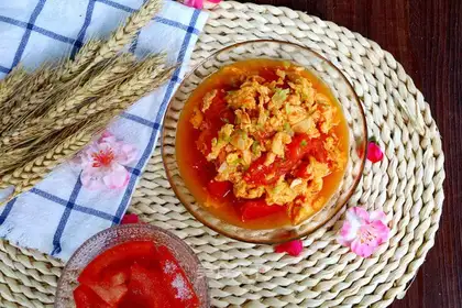 Crab-flavored tomato eggs