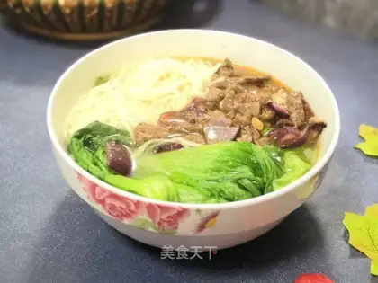 Onion fried beef noodles