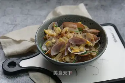 Onion-cracking clams