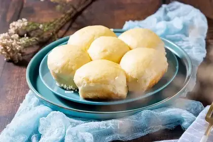 Black sesame soup and corn bread