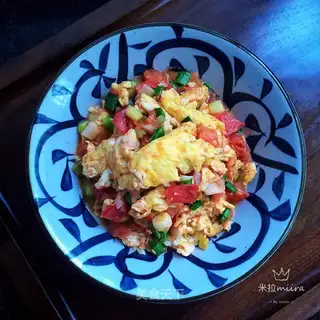 Garlic tomato fried eggs