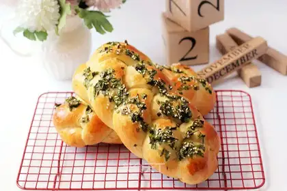 Onion meat pine bun